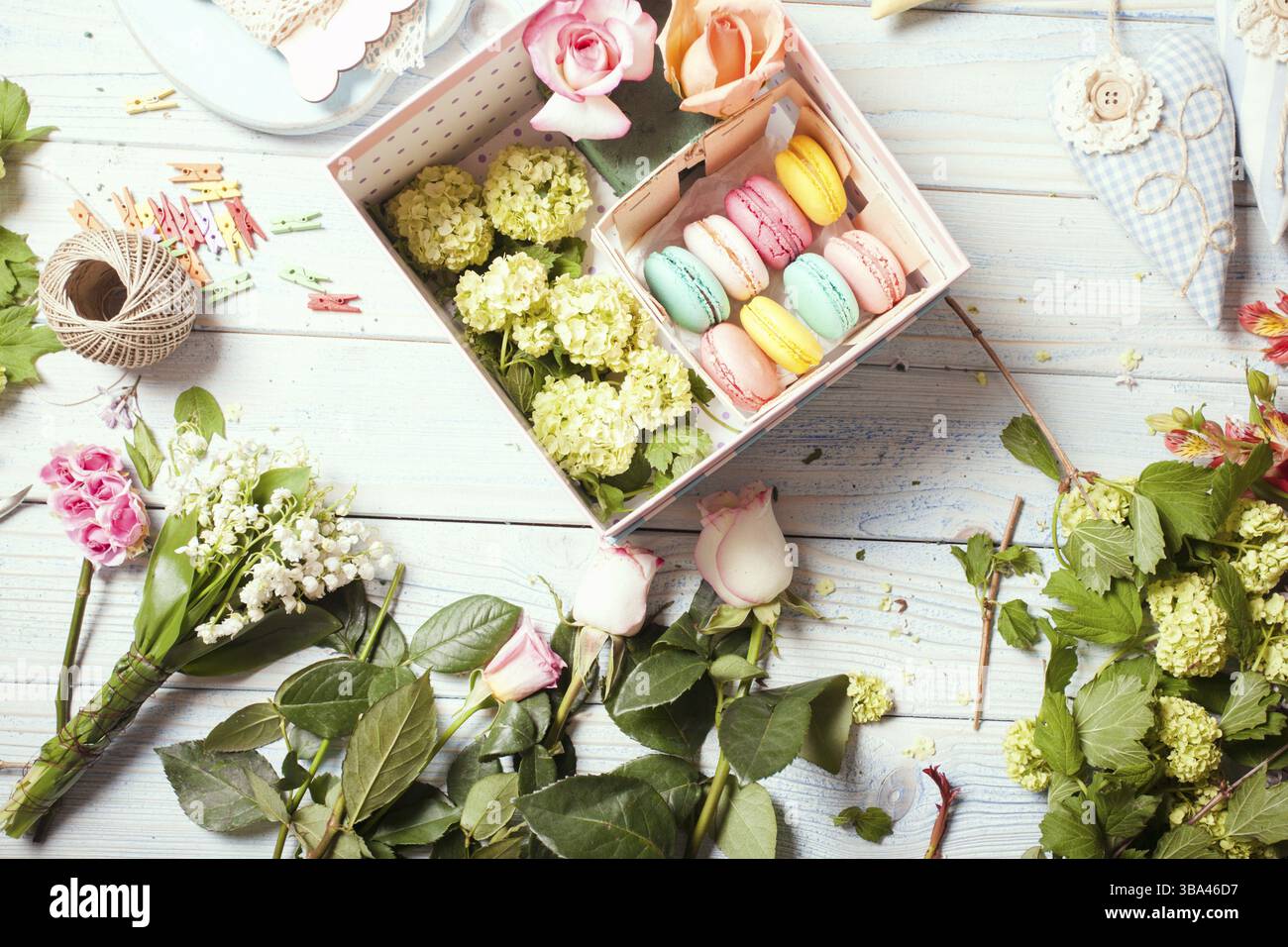 Preparazione di flower box con macaroon, vista dall'alto del fiorista posto di lavoro Foto Stock