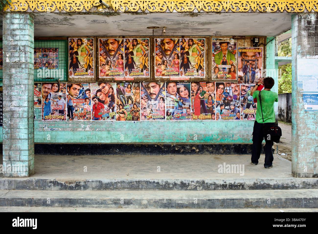 I poster dei film di Dhallywood coprono la facciata del Banasree Cinema Hall a Bandarban, Bangladesh, mostrando la cultura del mercato di massa locale. Foto Stock
