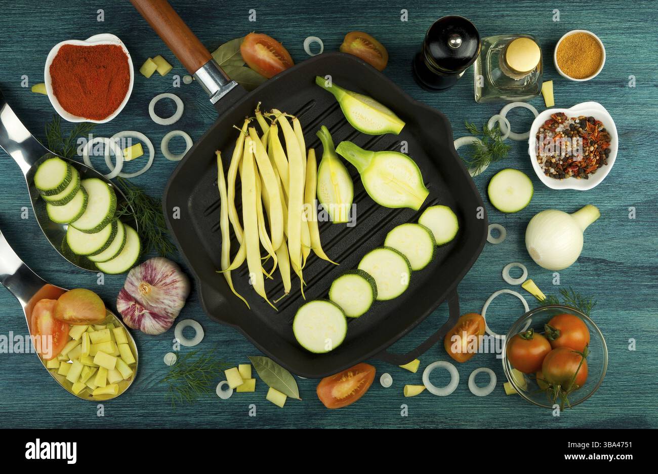 Verdure su sfondo. Verdure fresche e spezie vicino a un set di pesca su una superficie di legno. Spazio di copia Foto Stock
