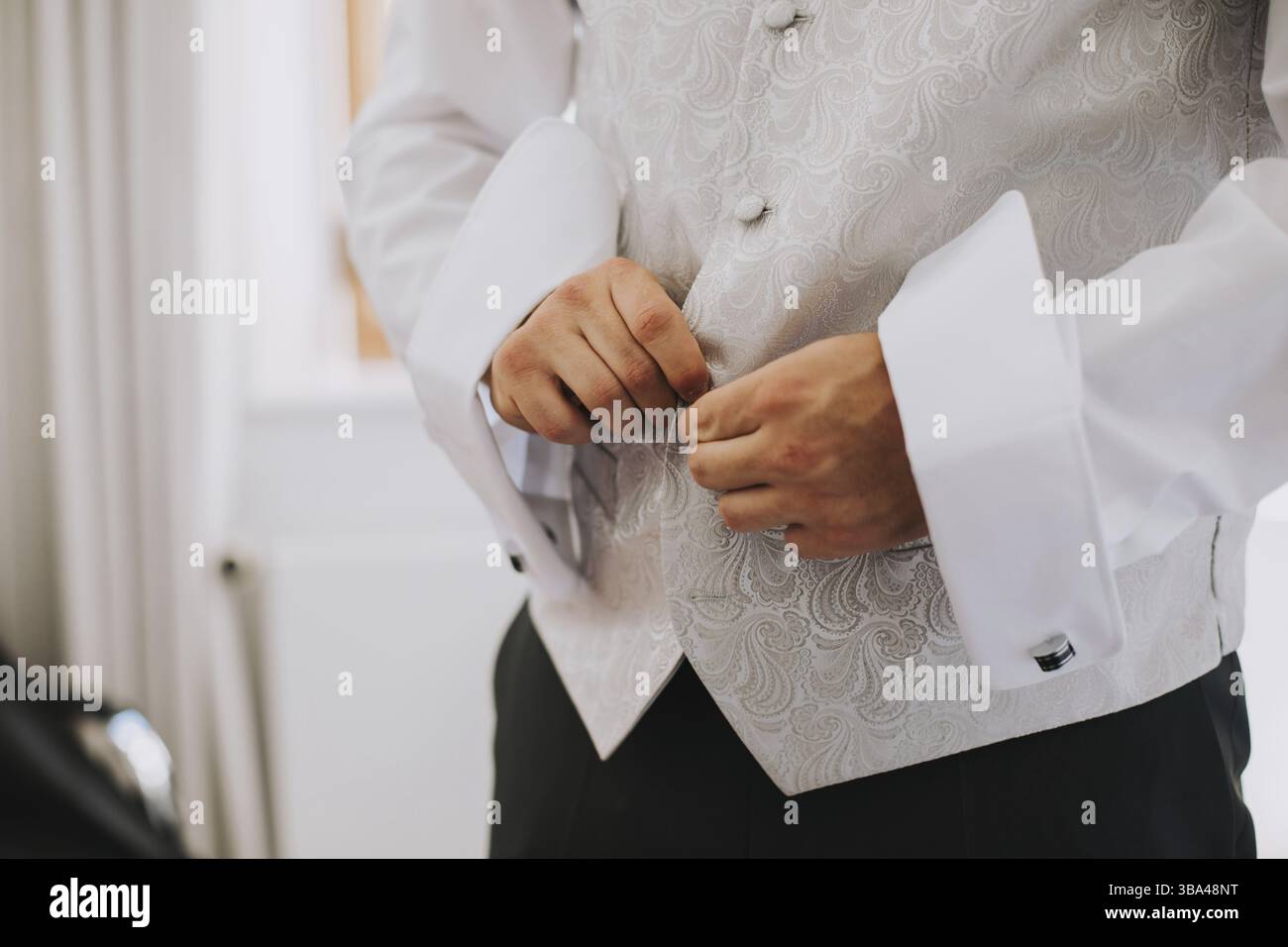 La mattina per la cerimonia di nozze. uomo di lusso in completo in camera. spazio per il testo. il giorno del matrimonio Foto Stock