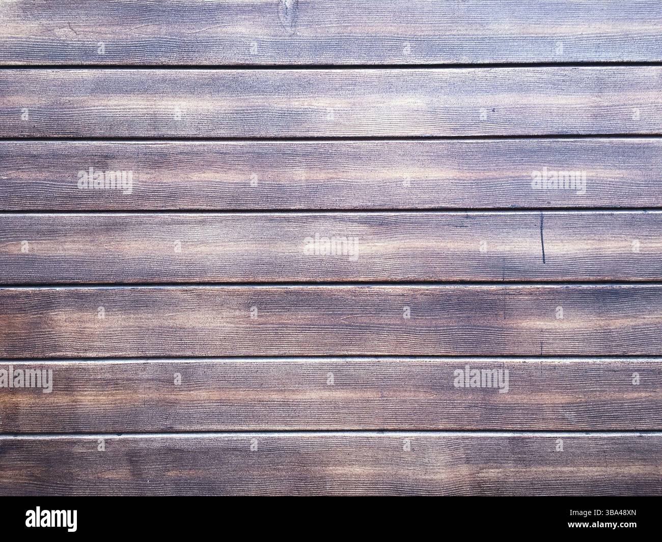 Fondo in legno marrone, quercia scura di legno satinato invecchiato con vernice sbiadita che mostra la consistenza della venatura del legno. lavare le tavole di legno duro Foto Stock