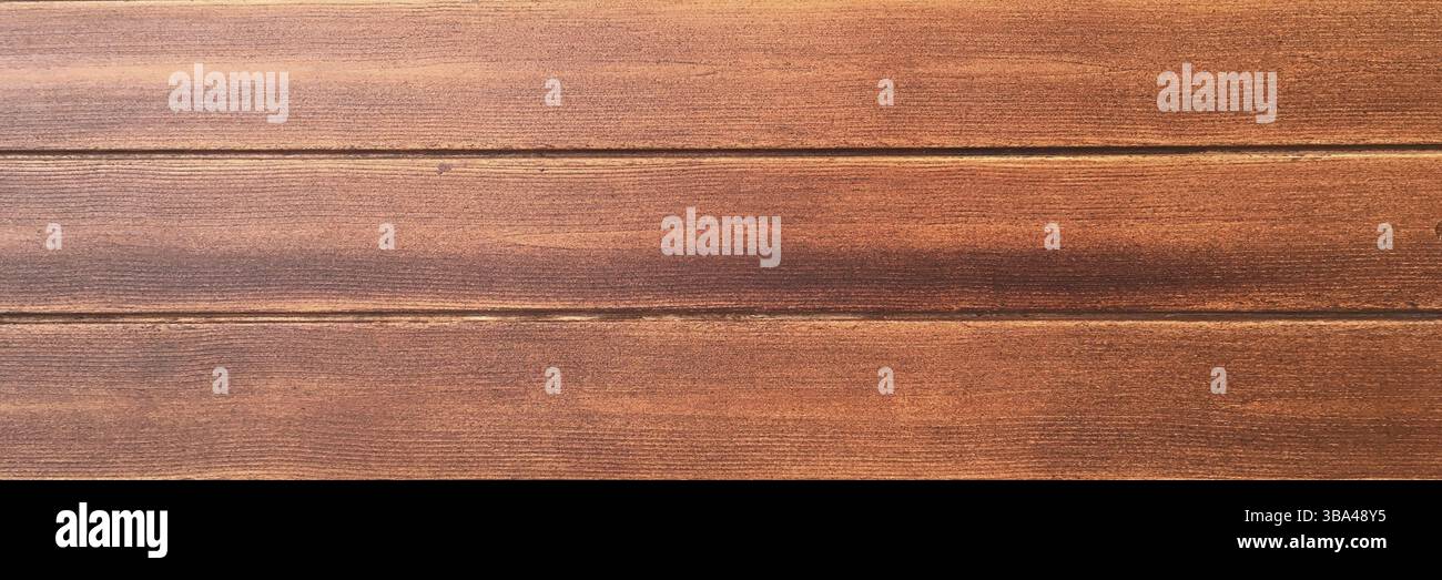 Fondo in legno marrone, quercia scura di legno satinato invecchiato con vernice sbiadita che mostra la consistenza della venatura del legno. lavare le tavole di legno duro Foto Stock