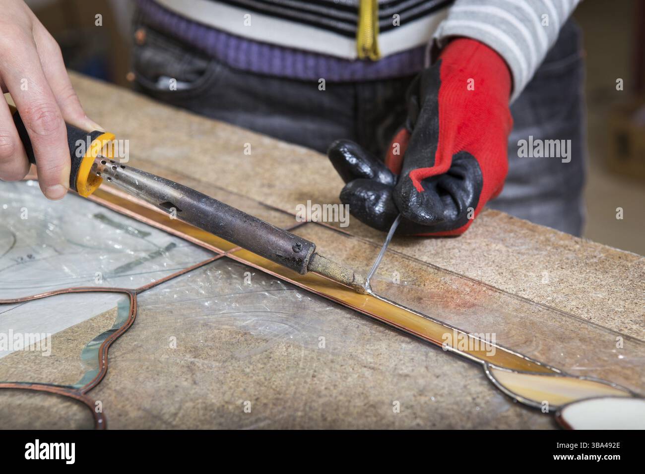 Il vetro macchiato maker lavora con colorati souvenir Foto Stock