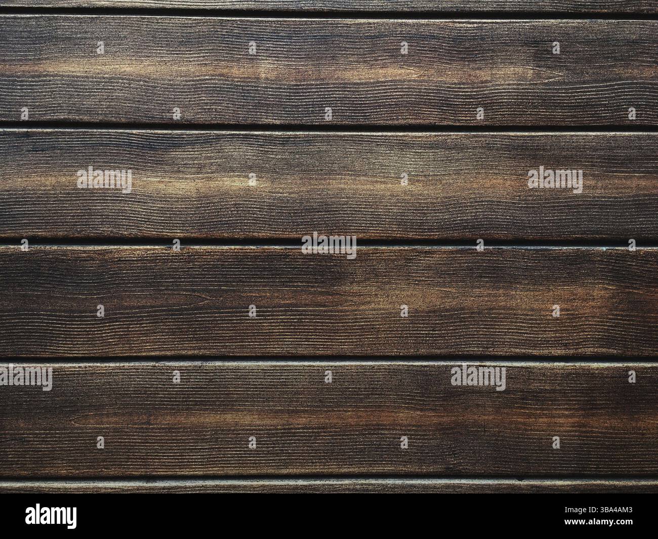 Fondo in legno marrone, quercia scura di legno satinato invecchiato con vernice sbiadita che mostra la consistenza della venatura del legno. lavare le tavole di legno duro Foto Stock