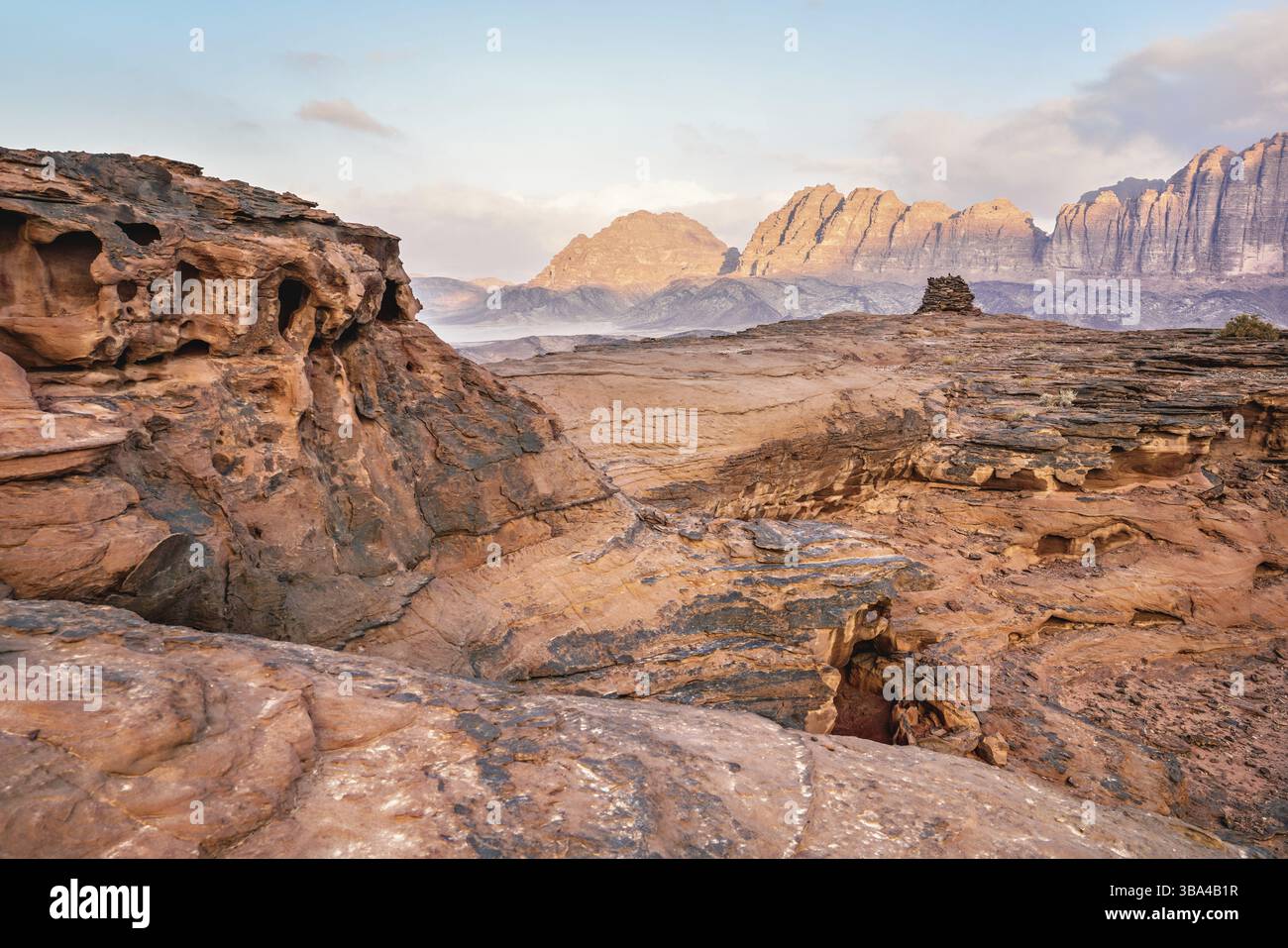 Rocce di arenaria rossa formazioni rocciose nel deserto di Wadi Rum (noto anche come Valle della Luna), Giordania, scena che ricorda il pianeta Marte, Asia Foto Stock