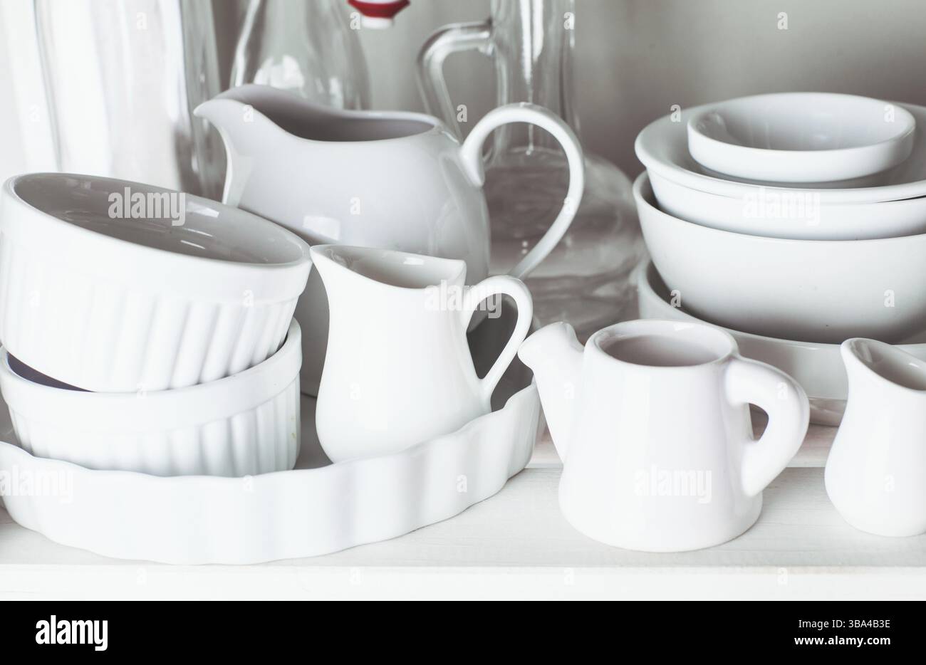 Ripiani in rack in cucina a shabby chic stile Foto Stock