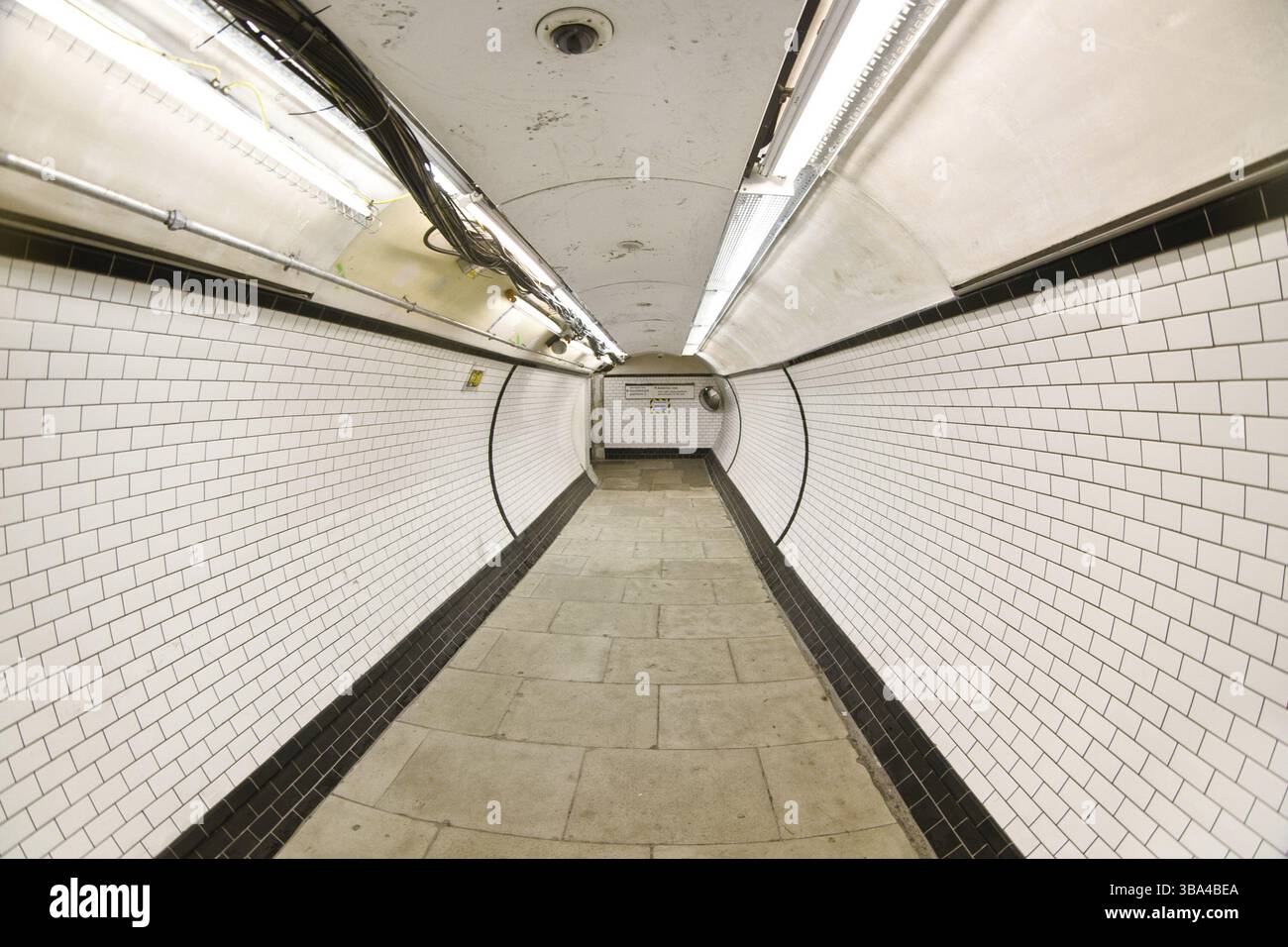 Londra, Regno Unito - 24 febbraio 2007: Foto estremamente grandangolare (fisheye) del tunnel della stazione della metropolitana di Londra che porta alle piattaforme ferroviarie, Londra, ONU Foto Stock