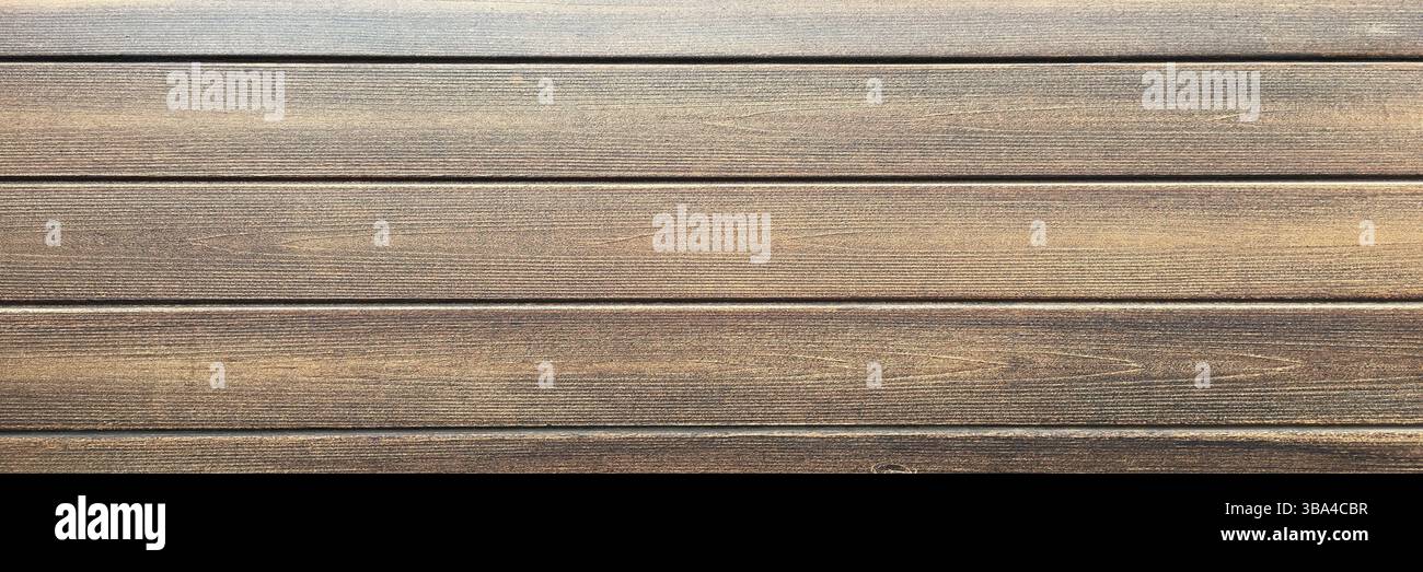 Fondo in legno marrone, quercia scura di legno satinato invecchiato con vernice sbiadita che mostra la consistenza della venatura del legno. lavare le tavole di legno duro Foto Stock