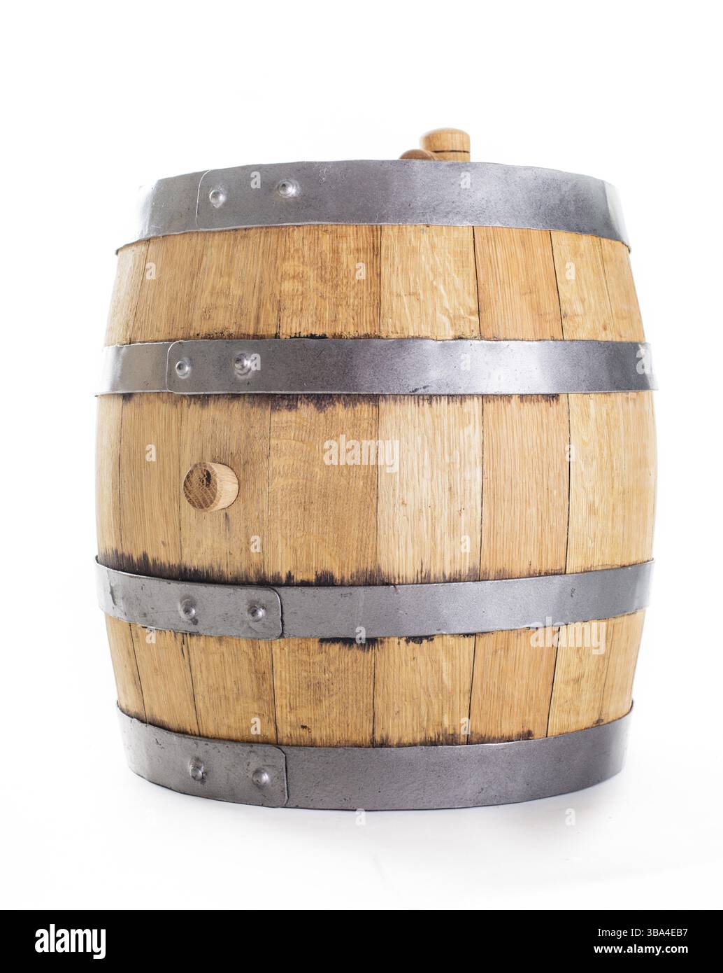 Barile di legno per vino isolato su bianco Foto Stock