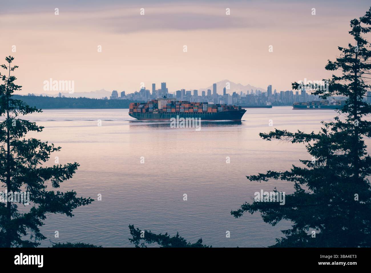 Skyline della città di Vancouver con il monte Baker come sfondo. Foto Stock