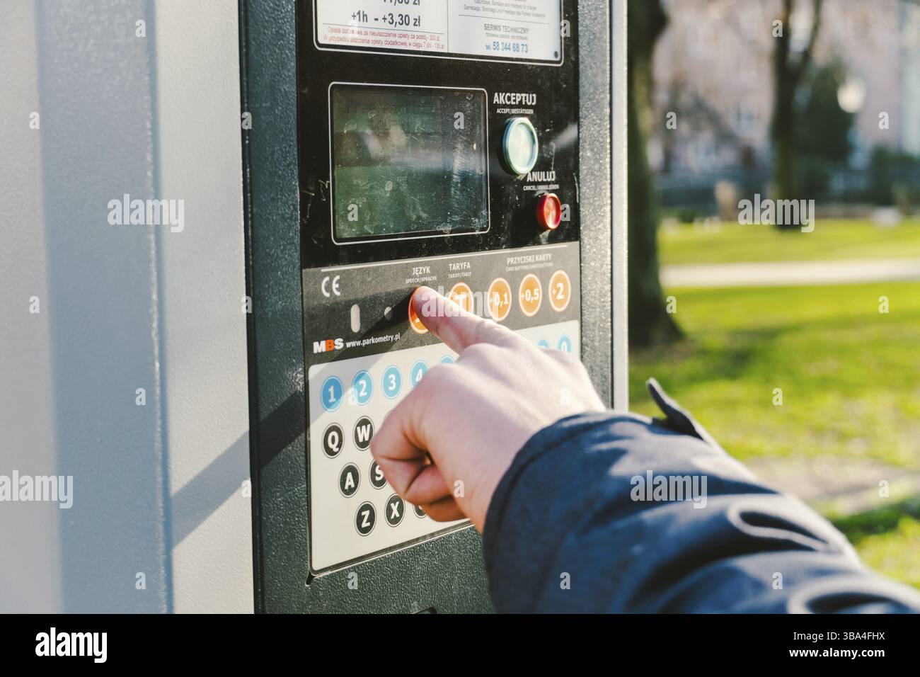 Pagamento per parcheggio nella città di Danzica, Polonia l'8 febbraio 2020. Una persona utilizza una carta di credito monobank per il pagamento nfc nel terminale di parcheggio. Au Pagato Foto Stock
