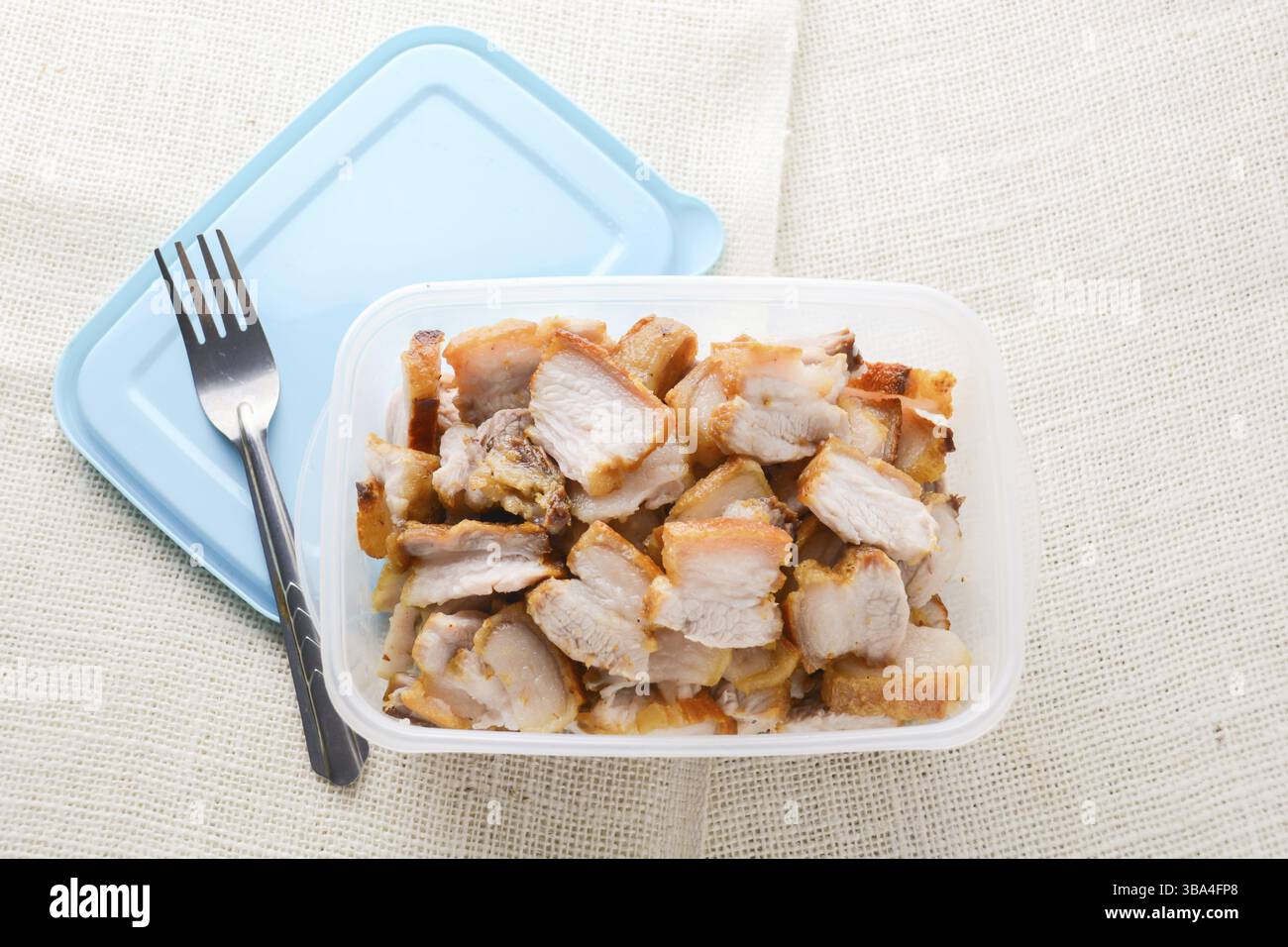 Pancetta croccante di maiale croccante, marinata in sapori asiatici, poi arrostita con una crosta di sale per una pelle croccante e una carne tenera Foto Stock