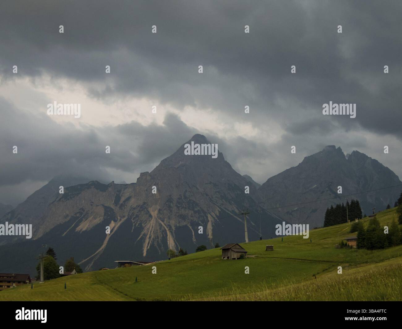 Escursione alle piogge vicino a Ehrwald presso la Tiroler Zugspitz Arena Foto Stock