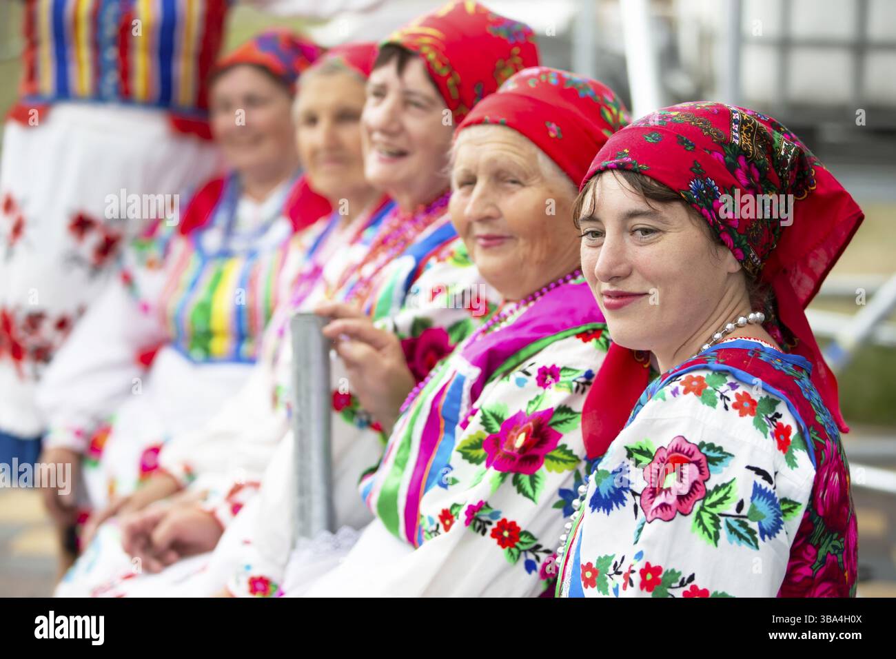 Bielorussia, villaggio di Lyaskavichi, 20 agosto 2022. Casa della Cultura. Vecchie donne slavo cantano canzoni. Donne bielorusse in magliette etniche ricamate e sciarpe Foto Stock