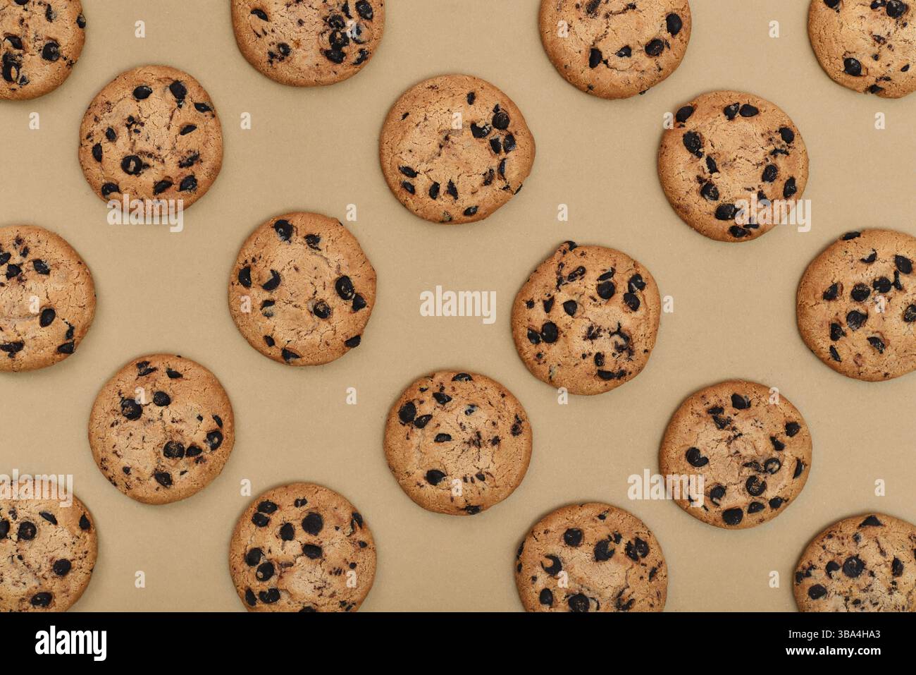 Schema dei cookie su sfondo cartaceo. Vista dall'alto dei biscotti con scaglie di cioccolato Foto Stock