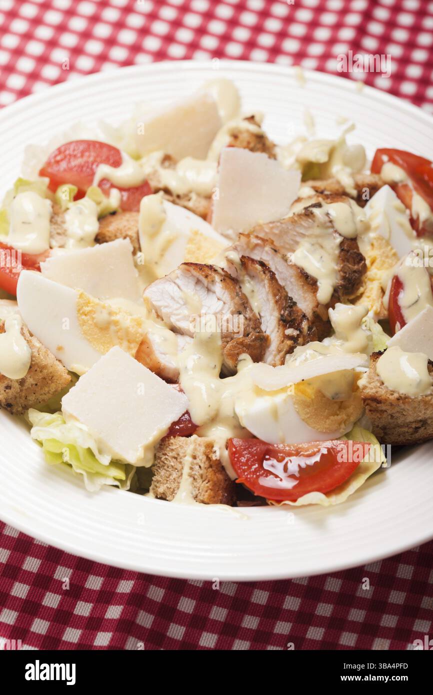 Insalata Caesar in un piatto bianco sul tavolo Foto Stock