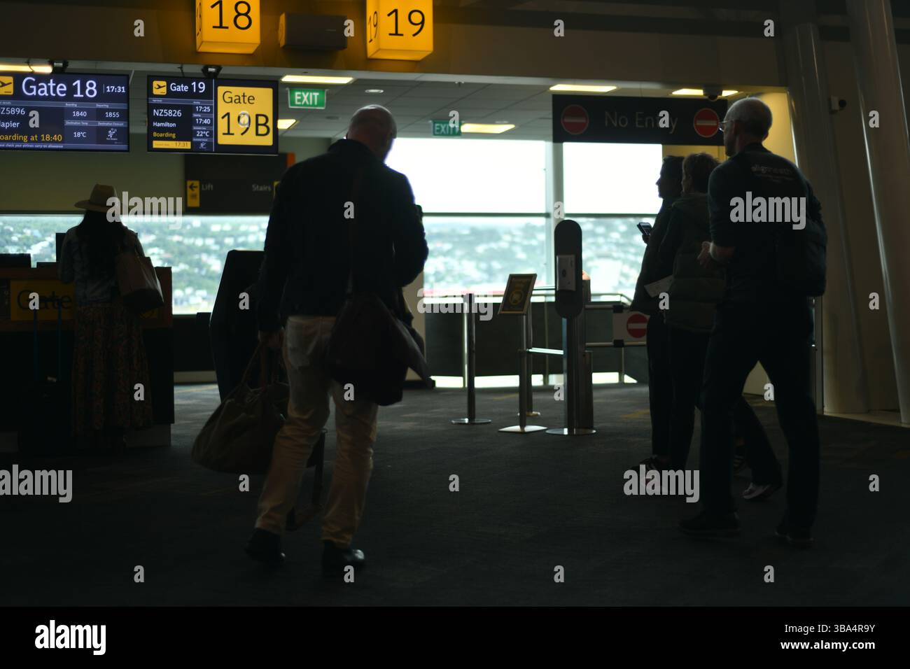 WELLINGTON, NUOVA ZELANDA, 6 NOVEMBRE 2024: I passeggeri aspettano di salire a bordo del volo all'aeroporto di Wellington, nuova Zelanda Foto Stock