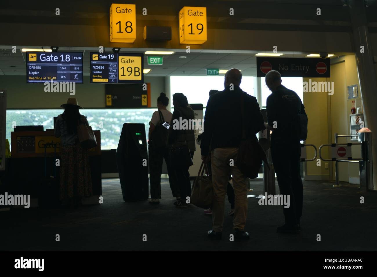 WELLINGTON, NUOVA ZELANDA, 6 NOVEMBRE 2024: I passeggeri aspettano di salire a bordo del volo all'aeroporto di Wellington, nuova Zelanda Foto Stock