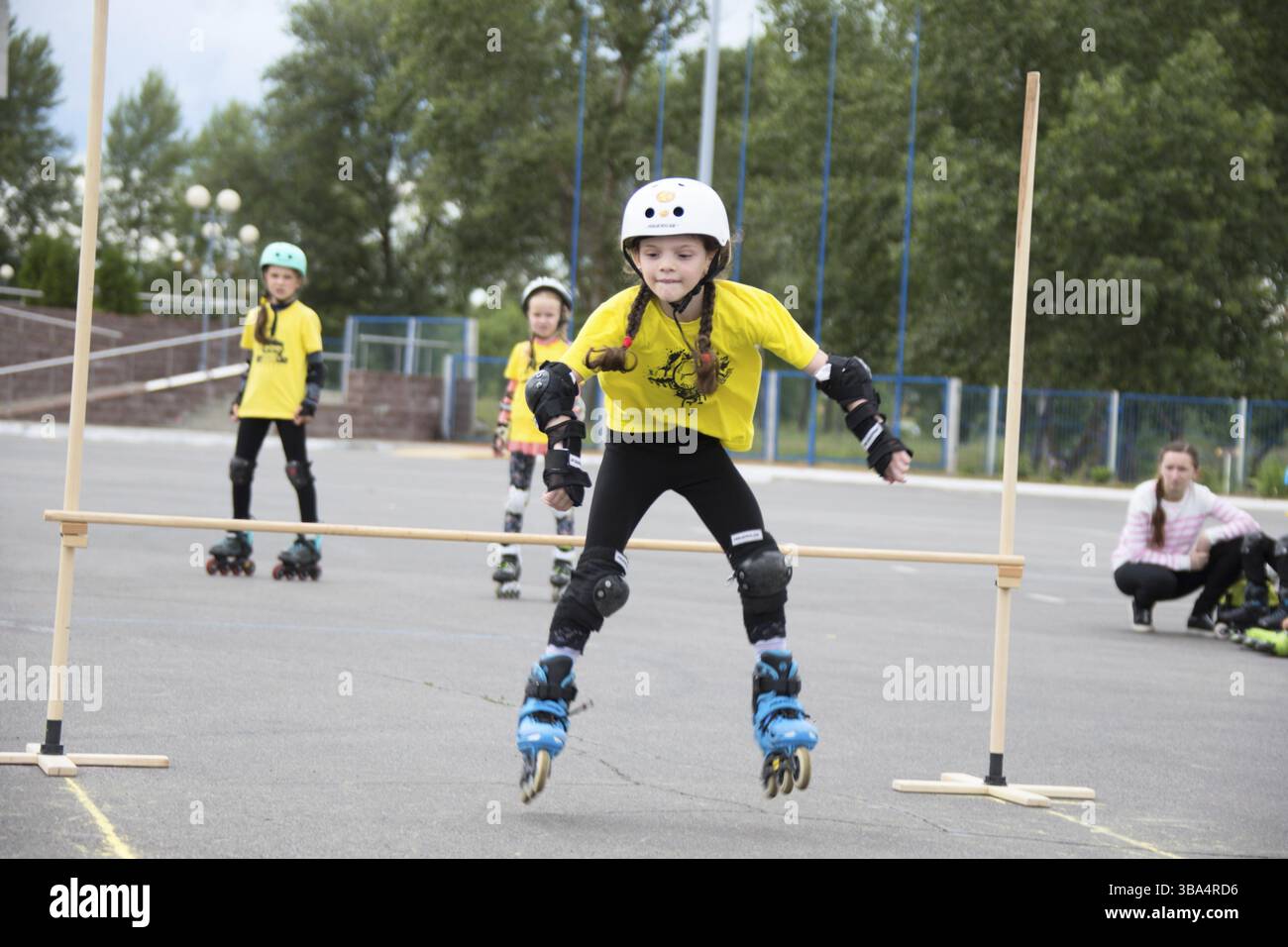 Bielorussia, Gomel, 24 giugno 2018. Central Park. Competizione per bambini nello sport a rulli, Europa Foto Stock
