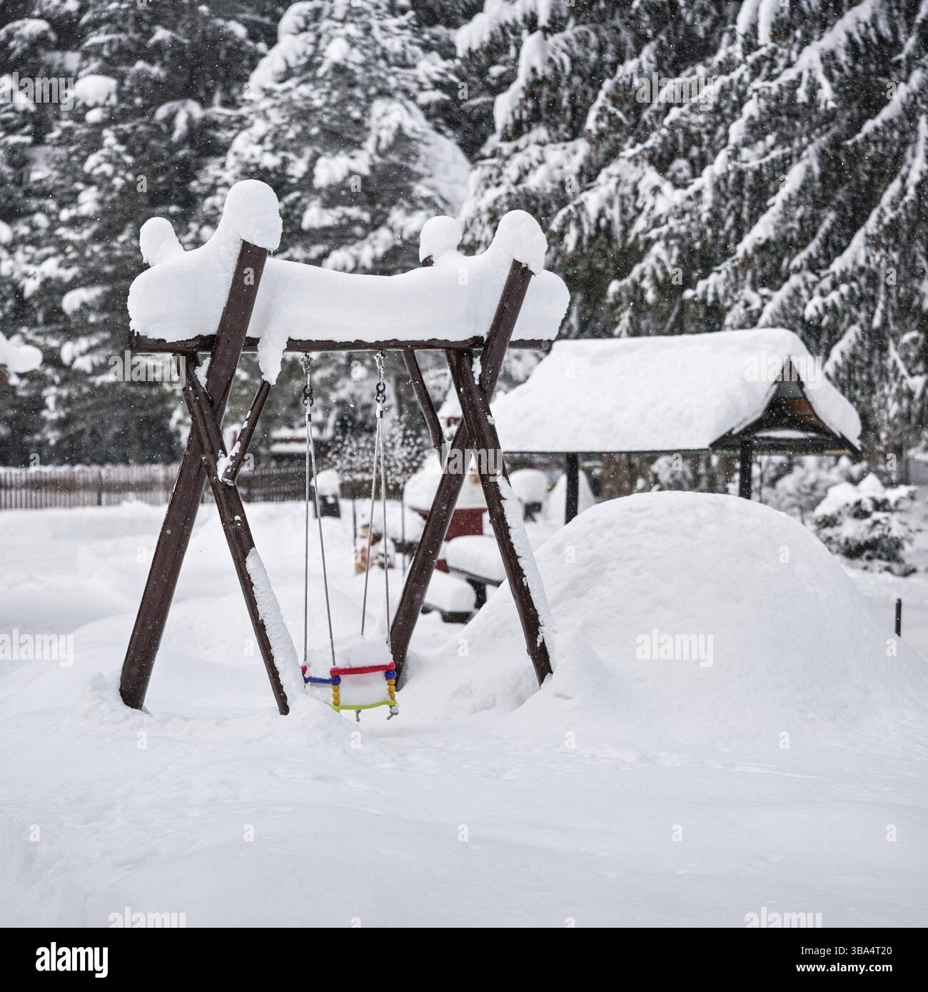 Il seggiolino per bambini è realizzato in legno, completamente coperto da uno strato profondo di neve in inverno Foto Stock