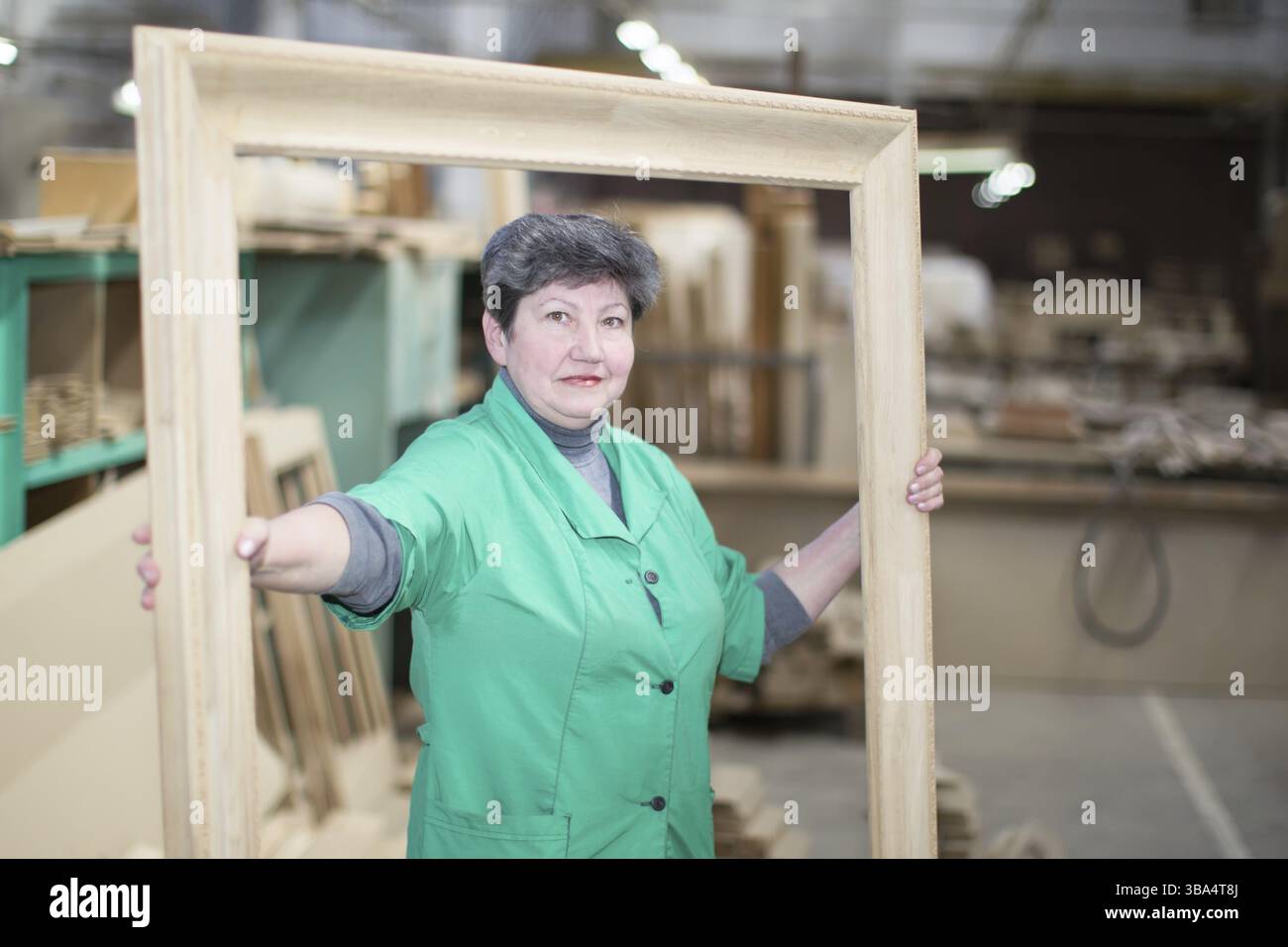 Bielorussia, la città di Gomel, il 26 aprile 2018. Produzione di mobili. Open Day. Il lavoratore di una fabbrica di mobili.donna in una cornice, l'Europa Foto Stock