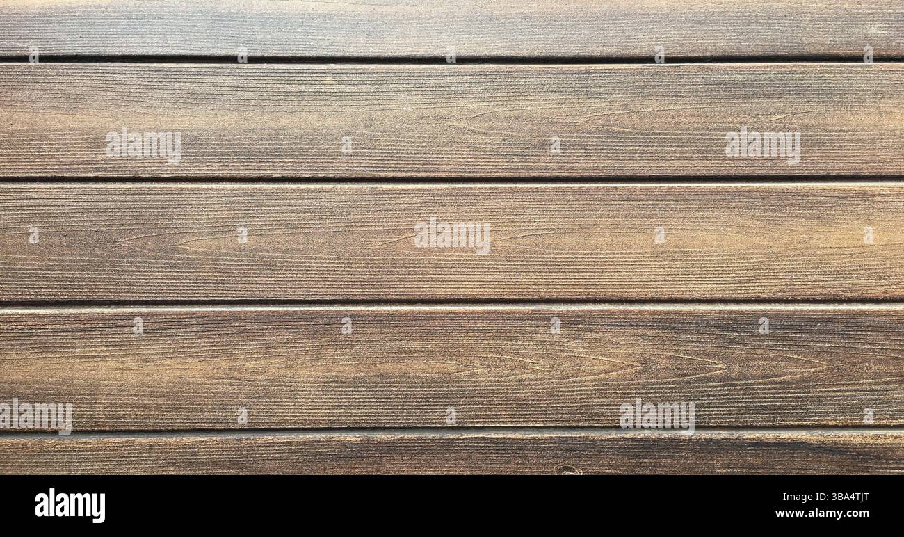 Fondo in legno marrone, quercia scura di legno satinato invecchiato con vernice sbiadita che mostra la consistenza della venatura del legno. lavare le tavole di legno duro Foto Stock