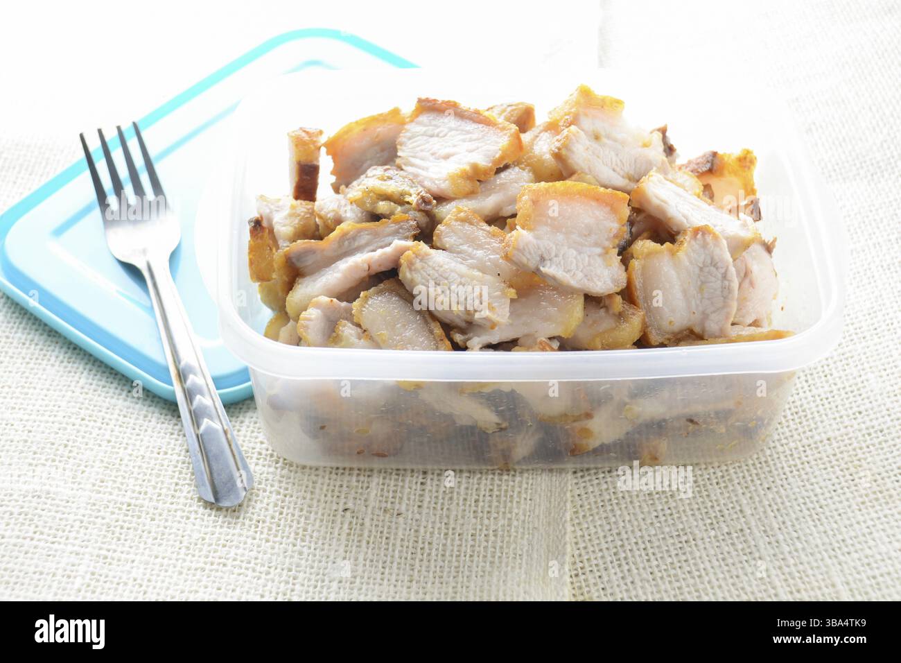 Pancetta croccante di maiale croccante, marinata in sapori asiatici, poi arrostita con una crosta di sale per una pelle croccante e una carne tenera Foto Stock