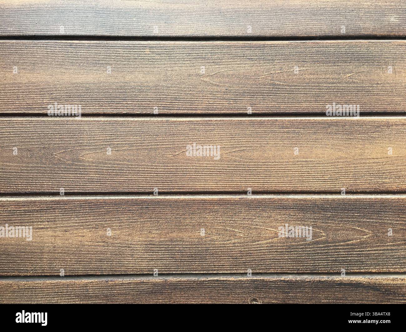 Fondo in legno marrone, quercia scura di legno satinato invecchiato con vernice sbiadita che mostra la consistenza della venatura del legno. lavare le tavole di legno duro Foto Stock