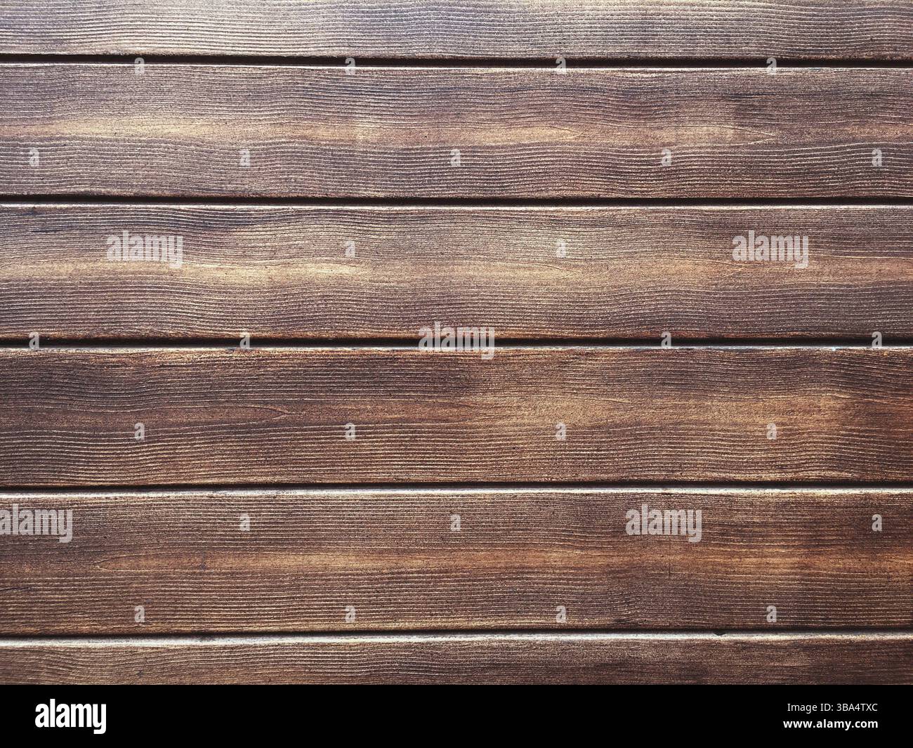Fondo in legno marrone, quercia scura di legno satinato invecchiato con vernice sbiadita che mostra la consistenza della venatura del legno. lavare le tavole di legno duro Foto Stock