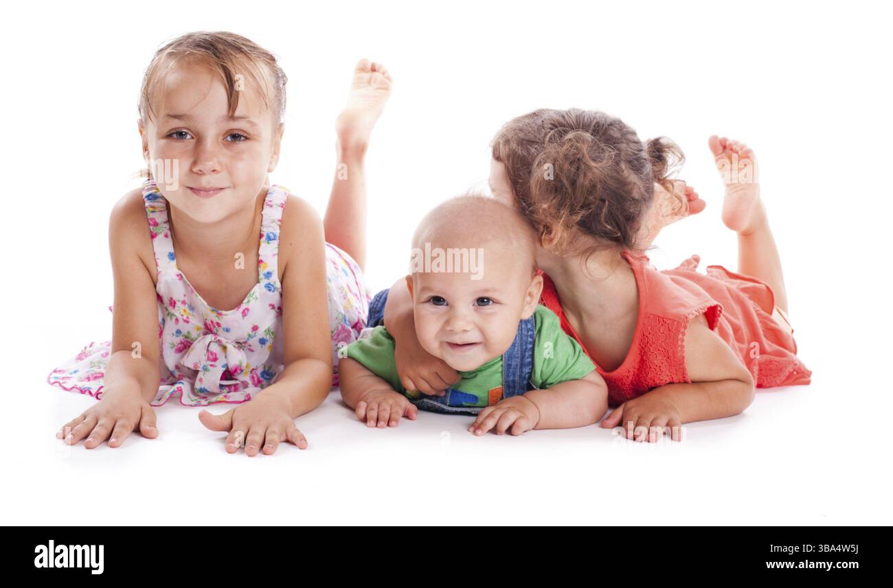 I bambini giocano sul pavimento isolato su bianco Foto Stock