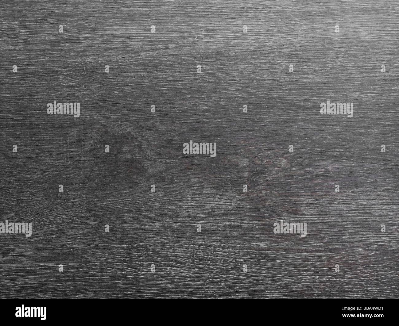 Fondo in legno marrone, quercia scura di legno satinato invecchiato con vernice sbiadita che mostra la consistenza della venatura del legno. lavare le tavole di legno duro Foto Stock