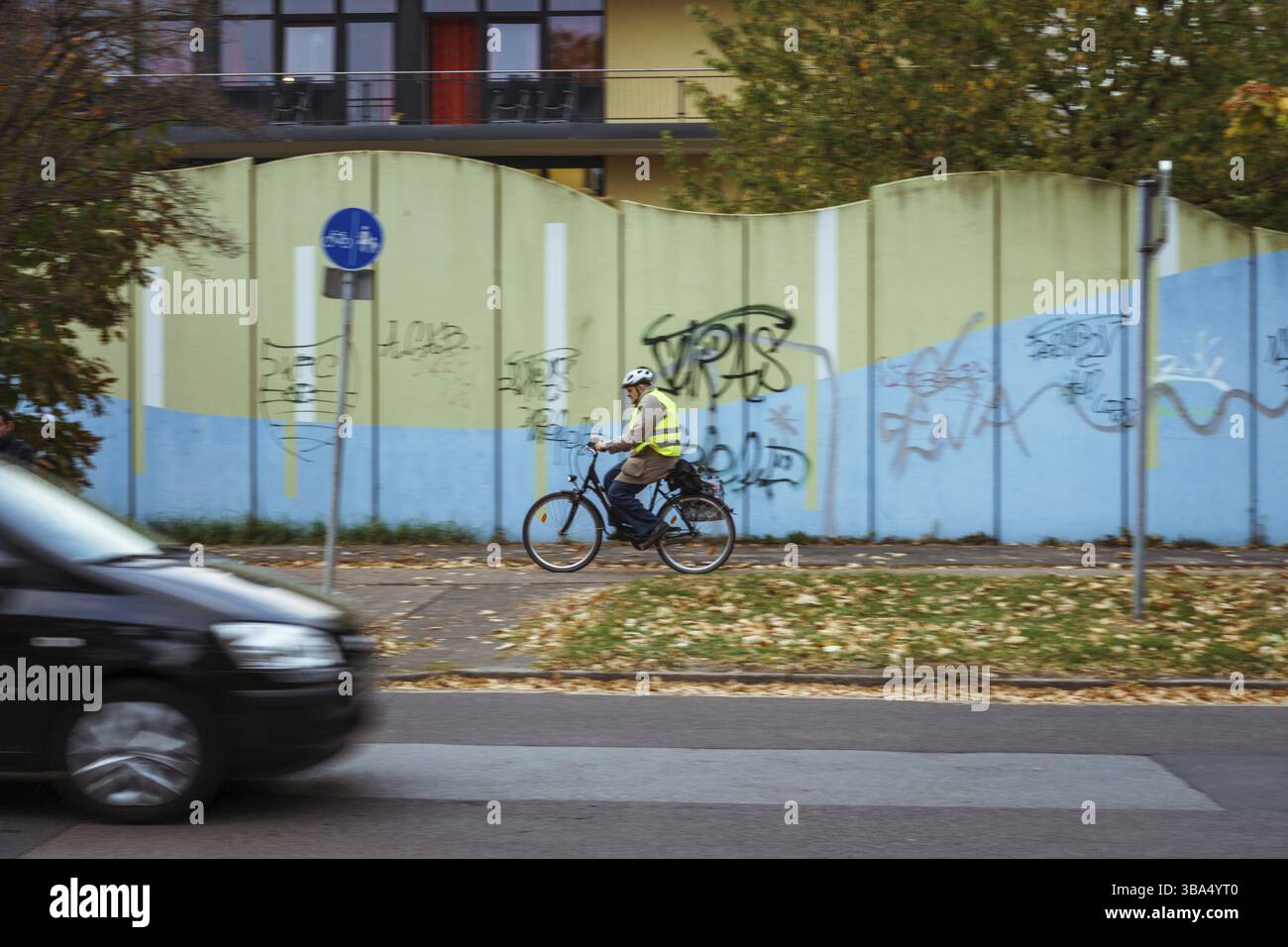 Ottobre 20, 2018 Germania Krefeld città. Noleggio di mezzi di trasporto ecologici, mezzi di circolazione in Europa. Un abitante della città vanno in bicicletta Foto Stock