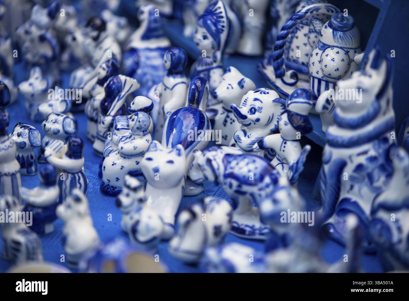 Russo Gzhel. Gzhel - artigianato popolare russo di ceramica e porcellana di produzione e una sorta di pittura popolare russa Foto Stock