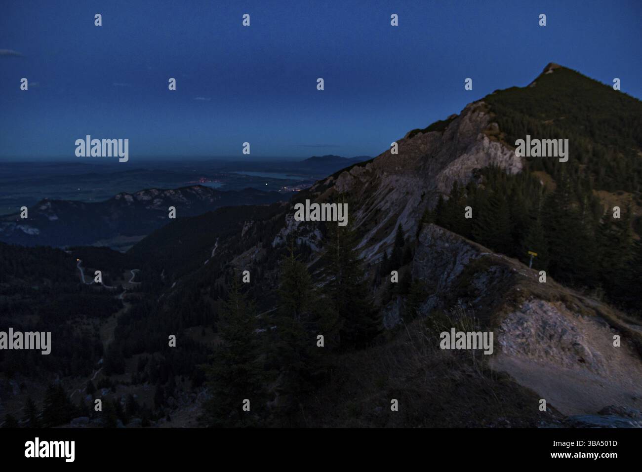 Bellissimo tour in montagna all'Aggenstein al tramonto nel Tannheimer tal Foto Stock