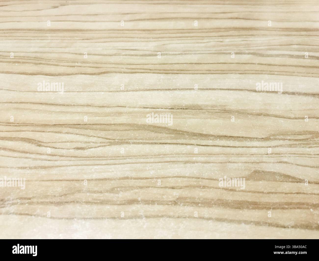 Fondo in legno marrone, quercia chiara di legno satinato invecchiato con vernice sbiadita che mostra una consistenza della venatura del legno. lavare la tavola di legno duro Foto Stock