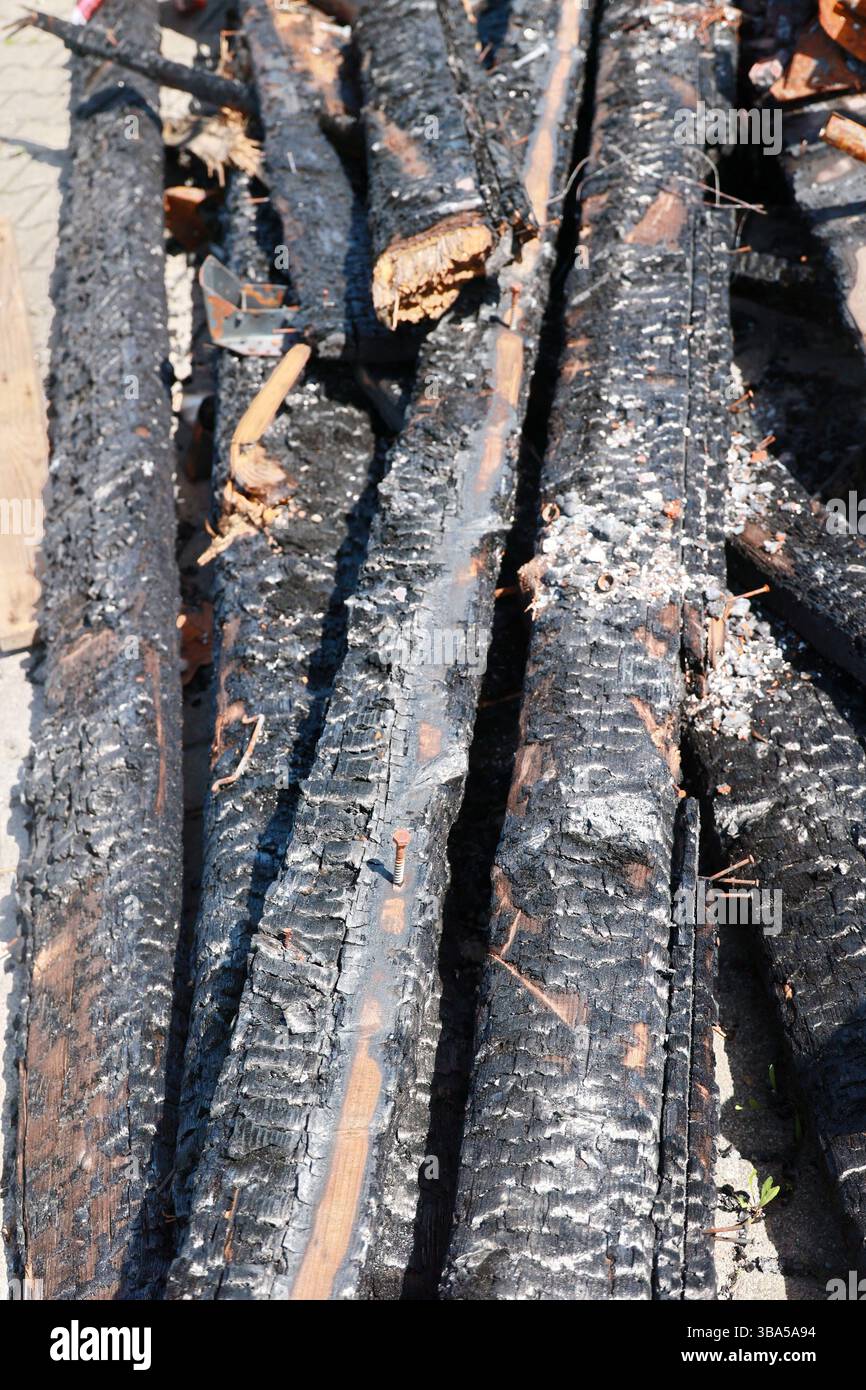 Una pila di legno bruciato con uno schema colore bianco e nero Foto Stock
