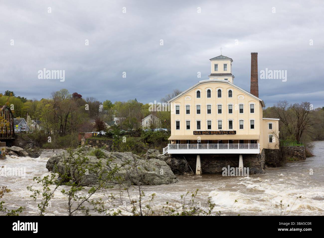 Sea Dog Brewing Company a Bowdoin Mill Island e sul fiume Androscoggin a Topsham, Maine, Stati Uniti. Foto Stock
