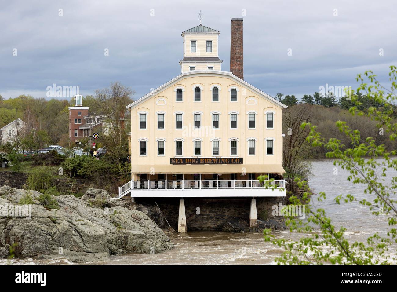 Sea Dog Brewing Company a Bowdoin Mill Island e sul fiume Androscoggin a Topsham, Maine, Stati Uniti. Foto Stock