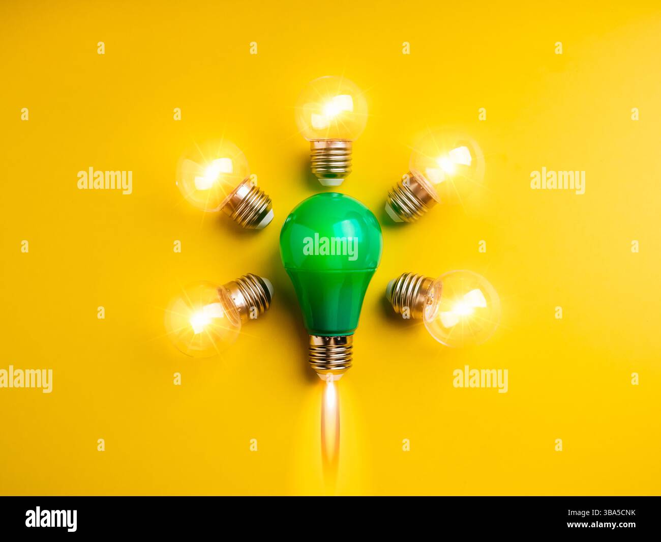Idea creativa, energia ambientale, innovazione verde e concetto di sostenibilità. Grande lampadina verde brillante come lancio di un razzo con un brillante li trasparente Foto Stock