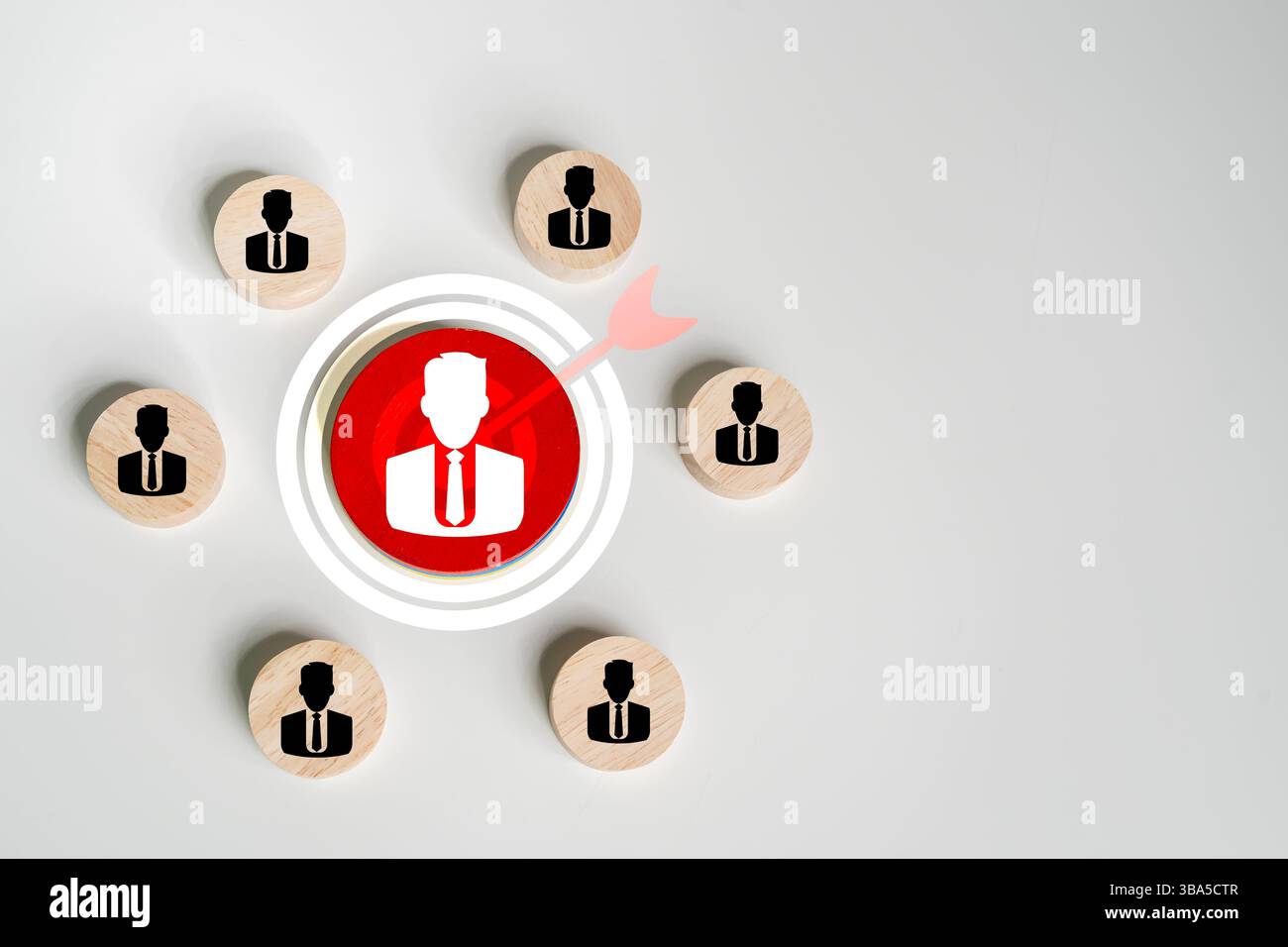 Concetto di gestione delle relazioni con i clienti. blocco in legno con icona di destinazione collegata con icone umane per il gruppo di interesse del cliente. Sviluppo degli scambi di dati A. Foto Stock