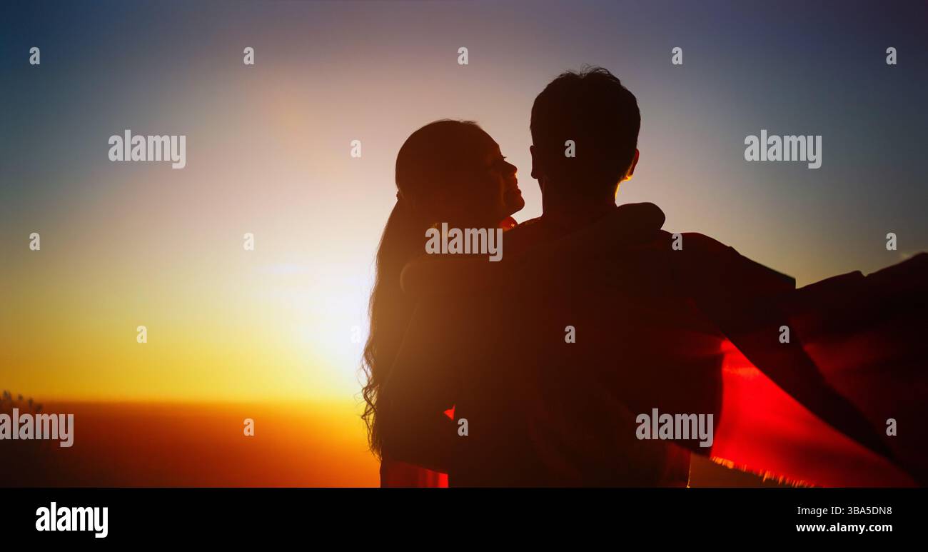 Famiglia felice amorevole. Padre e sua figlia giocano all'aperto. Daddy e la sua bambina in costumi di un Supereroe. Foto Stock