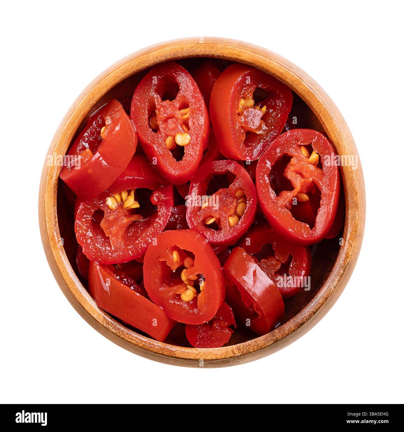 Fette di jalapeno rosso sottaceto in un recipiente di legno. Peperoncini rossi piccanti di medie dimensioni, tagliati a sezioni incrociate, pastorizzati e conservati in salamoia. Foto Stock