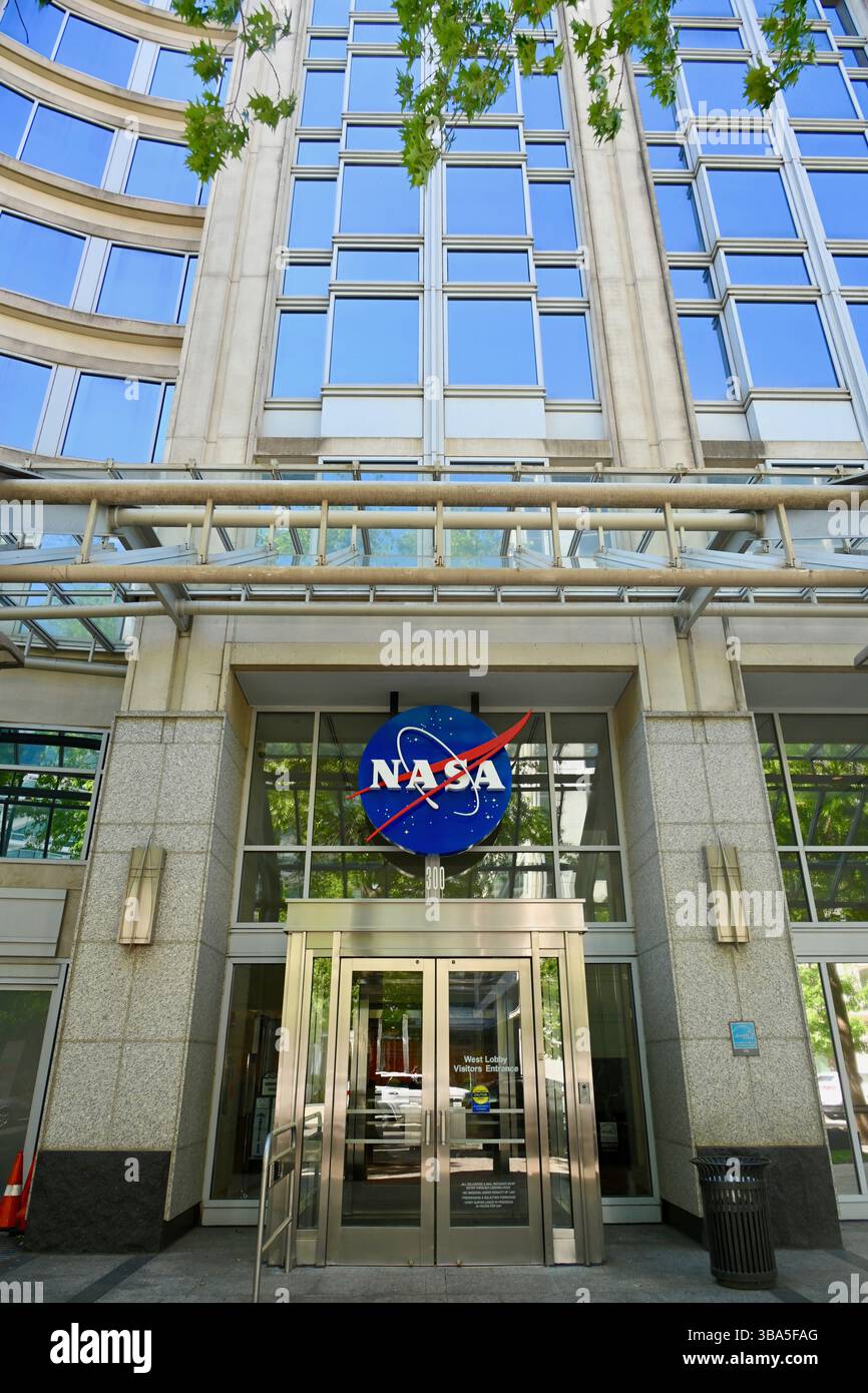 Washington, D.C., USA - 10 maggio 2025: L'ingresso al quartier generale della NASA nel centro di Washington mostra un grande logo della NASA sopra il suo ingresso. Foto Stock