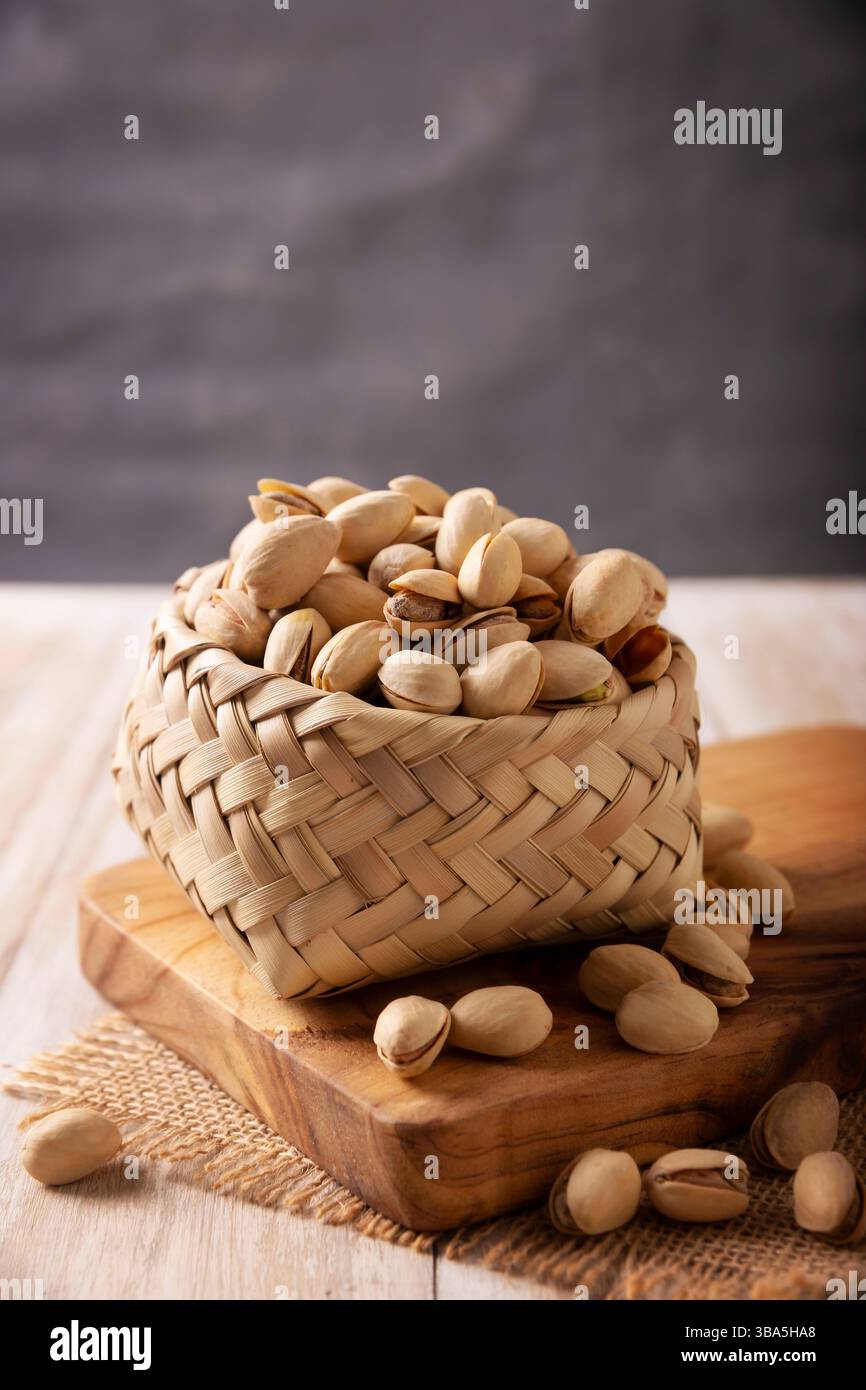 Pistacchi in una ciotola. I pistacchi sono i semi dell'albero Pistacia vera, un alimento sano ricco di antiossidanti, vitamine e minerali. Sono consumati Foto Stock
