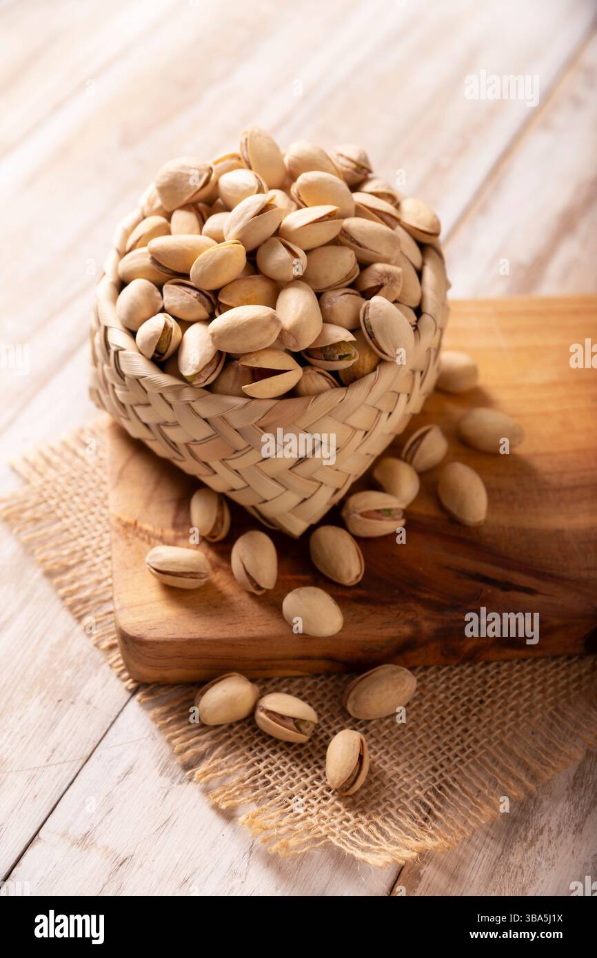 Pistacchi in una ciotola. I pistacchi sono i semi dell'albero Pistacia vera, un alimento sano ricco di antiossidanti, vitamine e minerali. Sono consumati Foto Stock