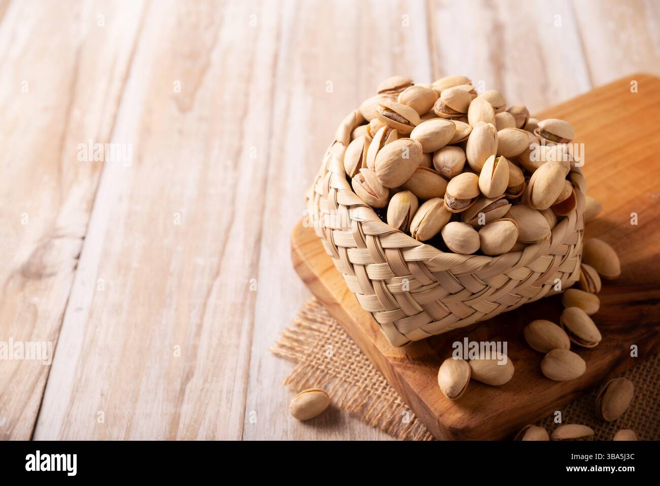 Pistacchi in una ciotola. I pistacchi sono i semi dell'albero Pistacia vera, un alimento sano ricco di antiossidanti, vitamine e minerali. Sono consumati Foto Stock