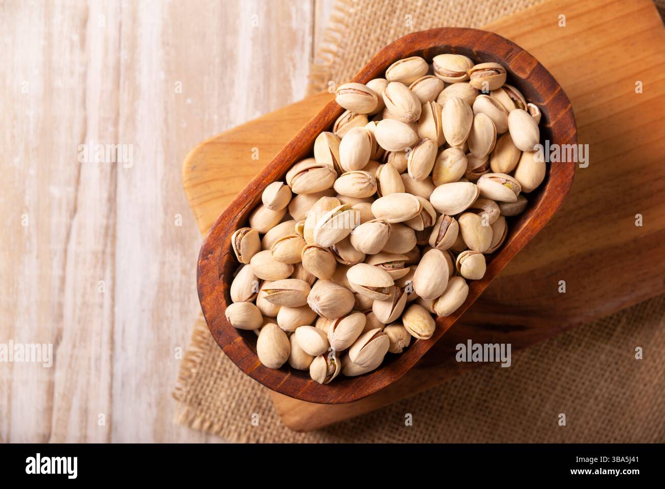 Pistacchi in una ciotola. I pistacchi sono i semi dell'albero Pistacia vera, un alimento sano ricco di antiossidanti, vitamine e minerali. Sono consumati Foto Stock