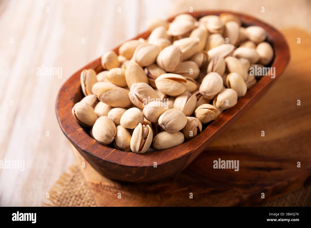 Pistacchi in una ciotola. I pistacchi sono i semi dell'albero Pistacia vera, un alimento sano ricco di antiossidanti, vitamine e minerali. Sono consumati Foto Stock