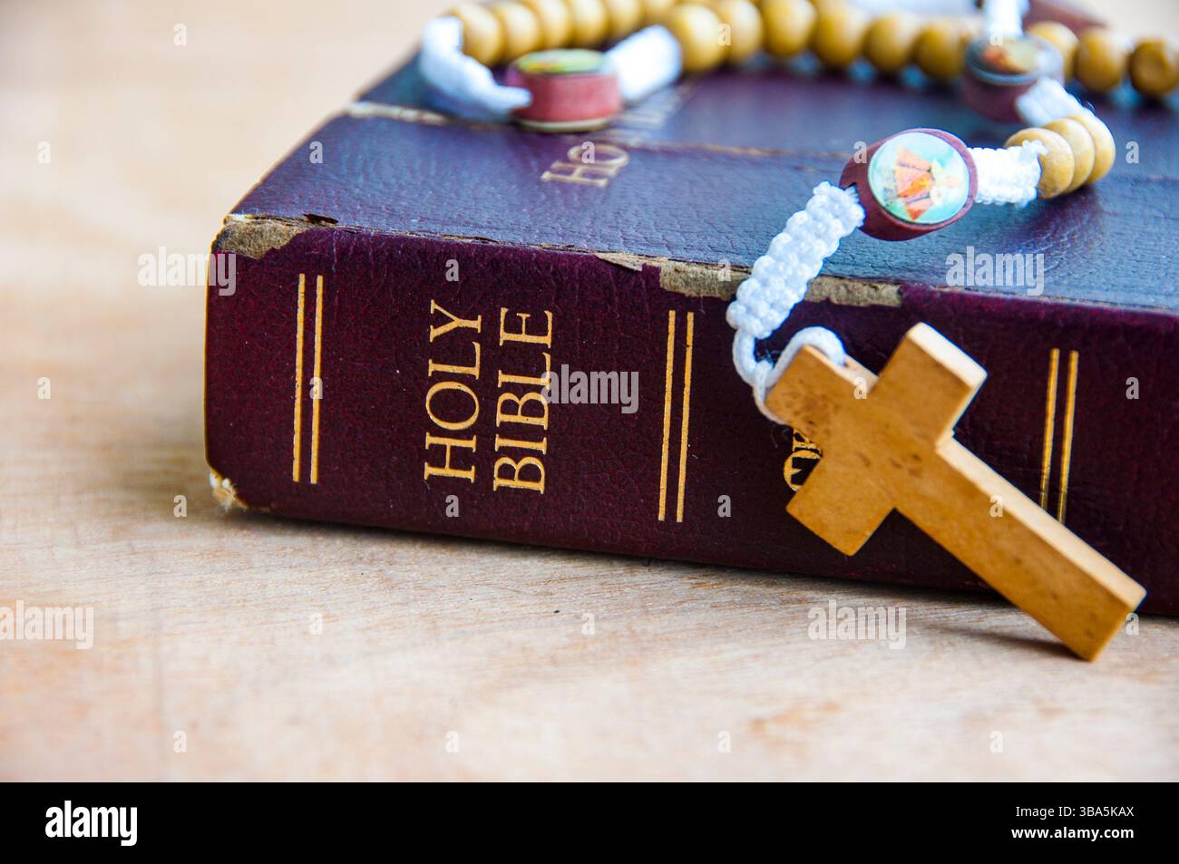 Semplice e sacra, questa immagine onora la presenza della parola di Dio come centro della vita cristiana Foto Stock
