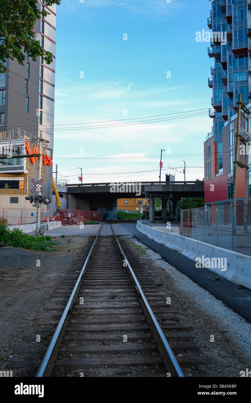 I binari della CN Railway corrono verso Strathcona attraverso East Vancouver. Foto Stock